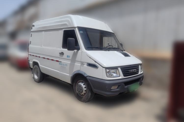 Used Iveco Daily 2020 2.8T V35 Box Truck with Dual Tires Mid-Roof Design 3 Seats Emission Standard China V Front Right 45 Deg