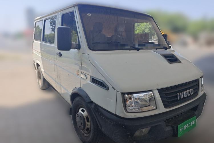 Used Iveco Daily 2020 2.5T A35 Passenger Van with Dual Tires Low Roof 5-9 Seats China V Emission Standard Front Right 45 Deg