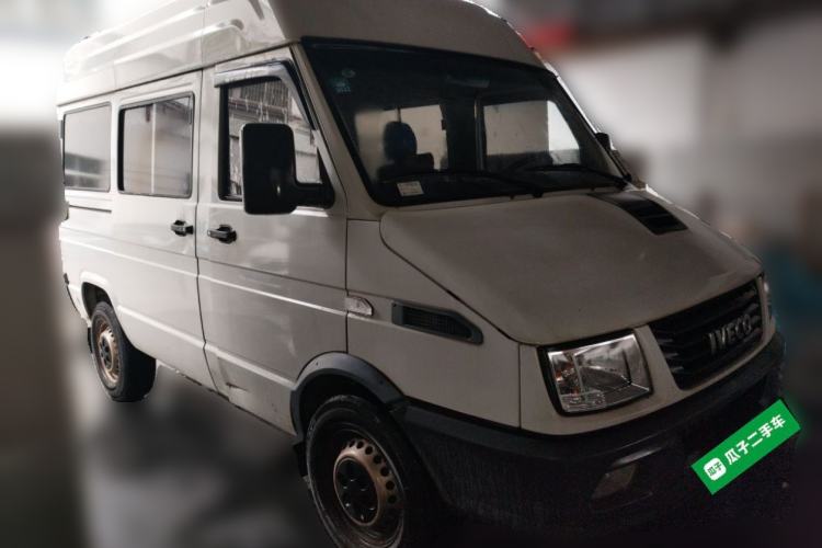 Used Iveco Daily 2020 2.5T A35 Passenger Van Single-Tire Mid-Roof Design 5-9 Seats China V Emission Standard Front Right 45 Deg