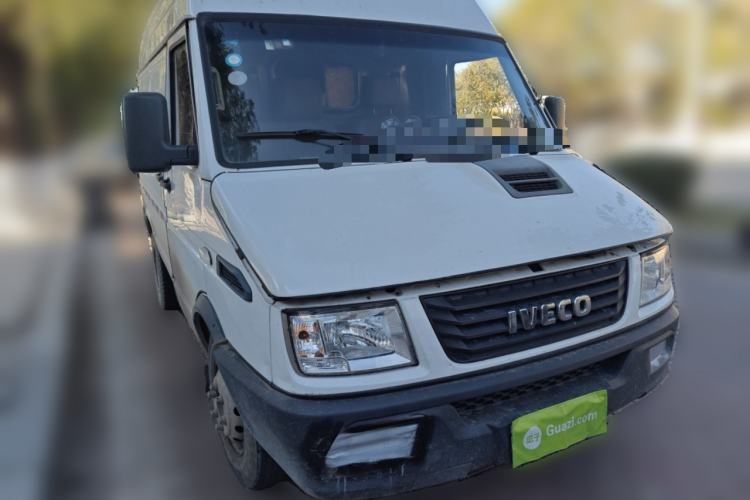 Used Iveco Daily 2020 2.8T V35 Box Truck with Dual Tires Mid-Roof Design 3 Seats Emission Standard China V Front Right 45 Deg