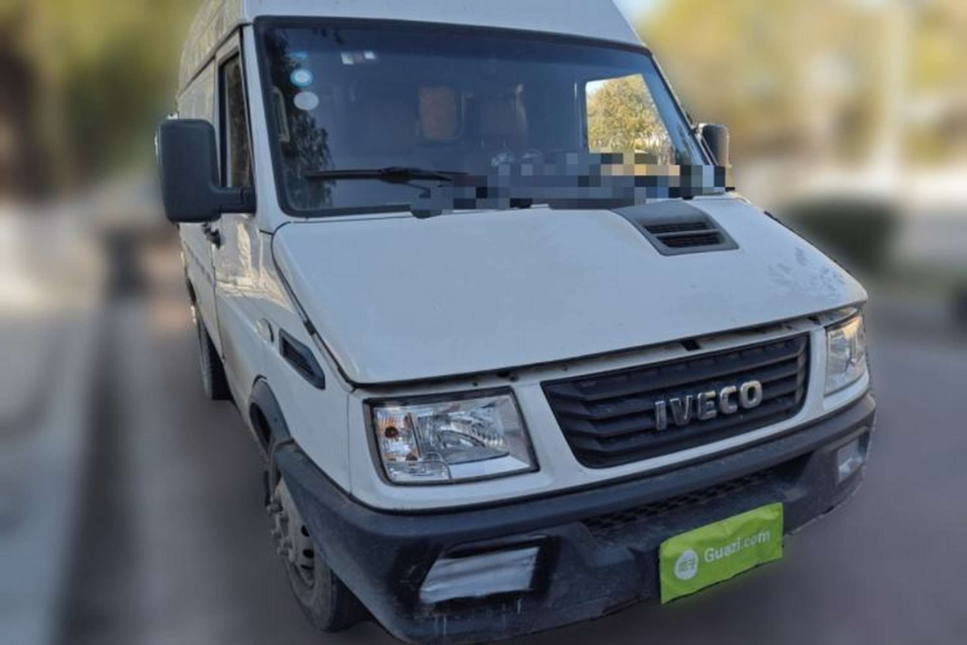 Used Iveco Daily 2020 2.8T V35 Box Truck with Dual Tires Mid-Roof Design 3 Seats Emission Standard China V Front Right 45 Deg