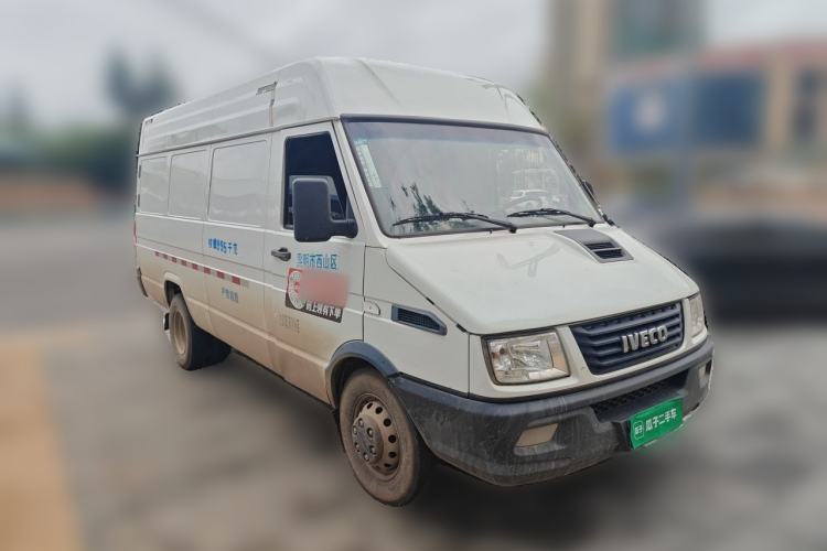 Used Iveco Daily 2020 2.8T V40 Cargo Van with Dual Tires Mid-Roof Design 3 Seats China V Emission Standard Front Right 45 Deg