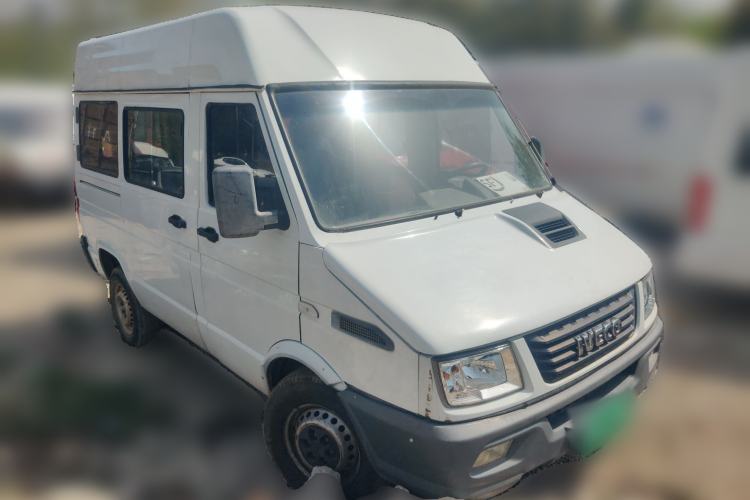 Used Iveco Daily 2020 2.5T A35 Passenger Van Single-Tire Mid-Roof Design 5-9 Seater with Sliding Side Door Meeting China VI Emission Standards Front Right 45 Deg