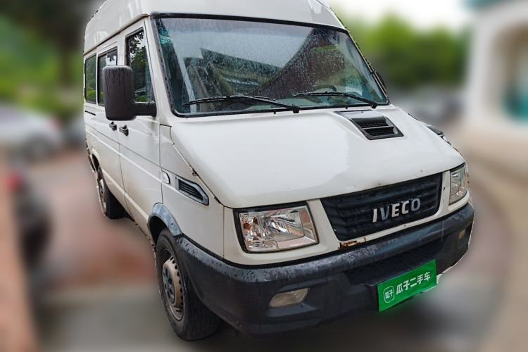 Used Iveco Daily 2020 2.5T A35 Passenger Van Single-Tire Mid-Roof Design 5-9 Seats with Sliding Side Door Meeting China V Emission Standards Front Right 45 Deg