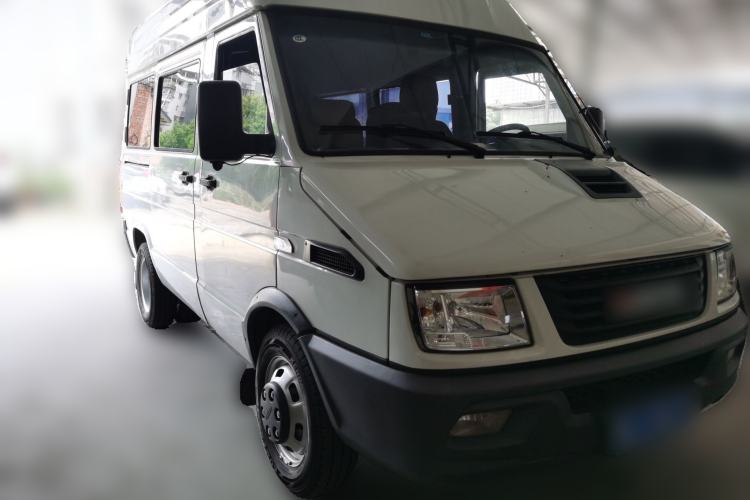 Used Iveco Daily 2020 2.5T A35 Passenger Van Single-Tire Mid-Roof Design 5-9 Seats China V Emission Standard Front Right 45 Deg