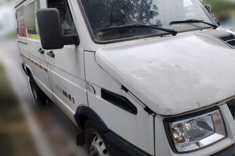 Used Iveco Daily 2020 2.8T V35 Box Truck with Dual Tires V35 Mid-Roof Design 3-Seater and Side-Sliding Door—China-V Standards Front Right 45 Deg