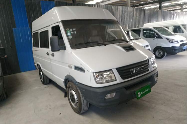 Used Iveco Daily 2020 2.5T A35 Passenger Van Single-Tire Mid-Roof Design 5-9 Seats China V Emission Standard Front Right 45 Deg