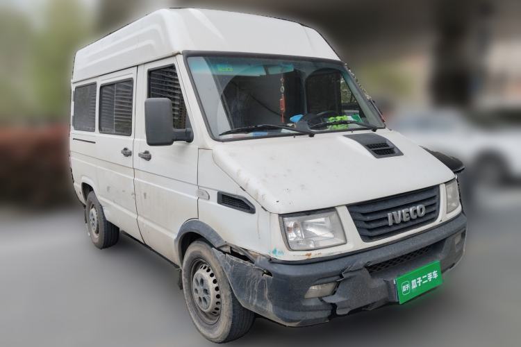 Used Iveco Daily 2020 2.5T A35 Passenger Van Single-Tire Mid-Roof Design 5-9 Seats China V Emission Standard Front Right 45 Deg