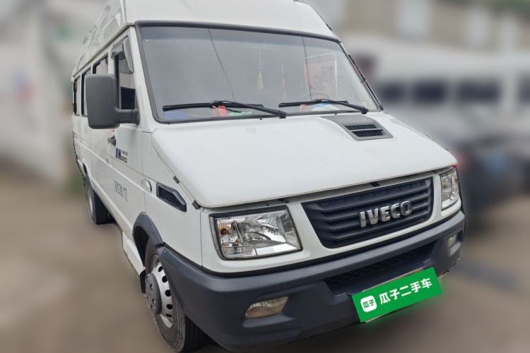 Used Iveco Daily 2020 2.8T A40 Bus Dual Tires Mid-Roof Design 10–17 Seats China V Emission Standard Front Right 45 Deg