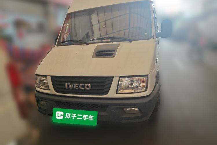 Used Iveco Daily 2020 2.5T A35 Passenger Van with Dual Tires Mid-Roof Design 5-9 Seater Side-Sliding Door China V Emission Standard Front