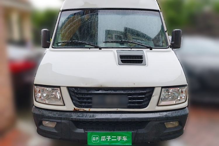 Used Iveco Daily 2020 2.5T A35 Passenger Van Single-Tire Mid-Roof Design 5-9 Seats with Sliding Side Door Meeting China V Emission Standards Front