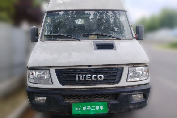 Used Iveco Daily 2020 2.8T V35 Box Truck with Dual Tires V35 Mid-Roof Design 3-Seater and Side-Sliding Door—China-V Standards Front