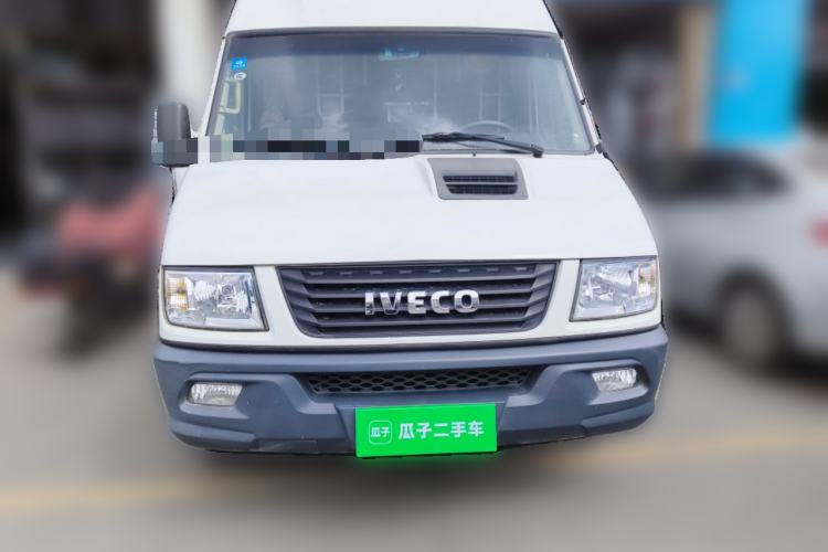 Used Iveco Daily 2020 2.5T A35 Passenger Van with Dual Tires Mid-Roof Design 5-9 Seater Side-Sliding Door Euro VI Standard Front