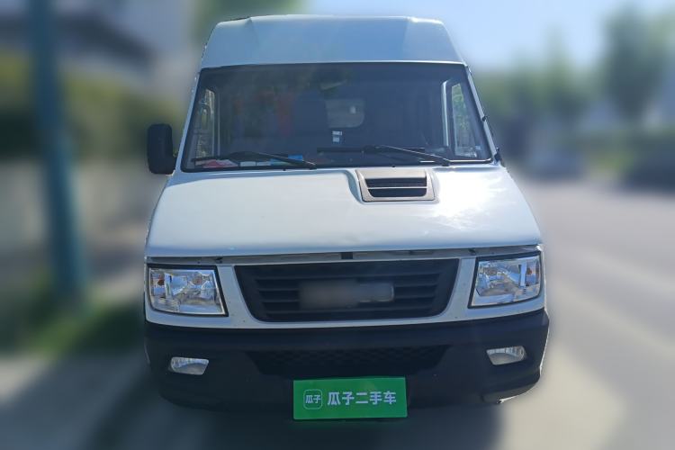 Used Iveco Daily 2020 2.8T V40 Cargo Van with Dual Tires Mid-Roof Design 3 Seats China V Emission Standard Front