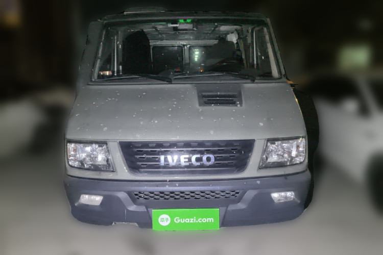 Used Iveco Daily 2020 2.5T A35 Passenger Van with Dual Tires Low Roof 5-9 Seats China V Emission Standard Front