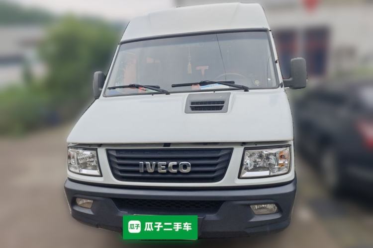 Used Iveco Daily 2020 2.8T A40 Bus Dual Tires Mid-Roof Design 10–17 Seats China V Emission Standard Front