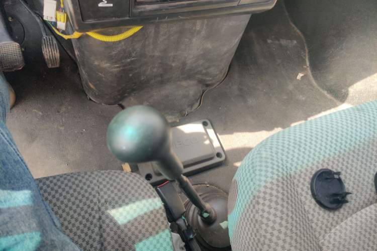 Used Iveco Daily 2020 2.5T A35 Passenger Van Single-Tire Mid-Roof Design 5-9 Seater with Sliding Side Door Meeting China VI Emission Standards Gear Lever