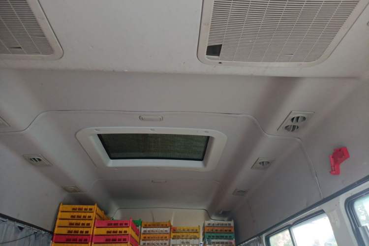 Used Iveco Daily 2020 2.5T A40 Passenger Van Dual Tires Mid-Roof Design 5-9 Seats China VI Emission Standard Headliner