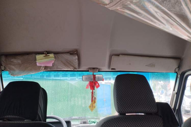 Used Iveco Daily 2020 2.5T A35 Passenger Van with Dual Tires Mid-Roof Design 5-9 Seater China V Emission Standard Headliner