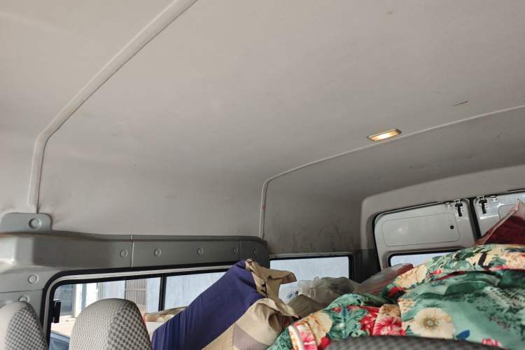 Used Iveco Daily 2020 2.5T A35 Passenger Van with Dual Tires Mid-Roof Design 5-9 Seater China V Emission Standard Headliner