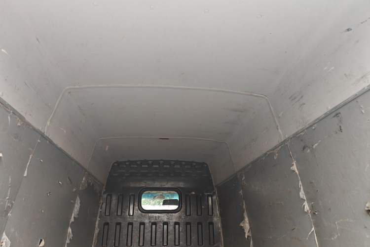 Used Iveco Daily 2020 2.8T V40 Cargo Van with Dual Tires Mid-Roof Design 3 Seats China V Emission Standard Headliner