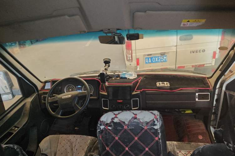 Used Iveco Daily 2020 2.5T A35 Passenger Van with Dual Tires Mid-Roof Design 5-9 Seater Side-Sliding Door China V Emission Standard Headliner