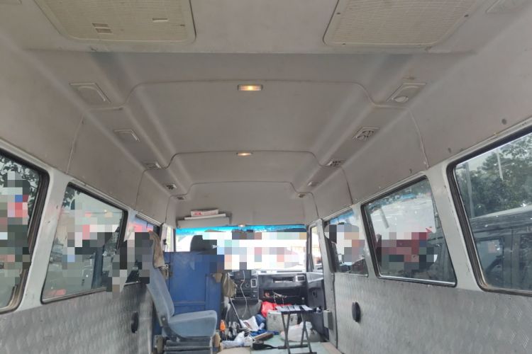 Used Iveco Daily 2020 2.5T A40 Passenger Van Dual Tires Mid-Roof Design 5-9 Seats China VI Emission Standard Headliner