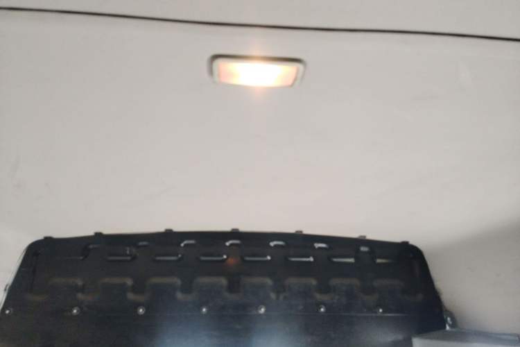 Used Iveco Daily 2020 2.8T V35 Box Truck with Dual Tires V35 Mid-Roof Design 3-Seater and Side-Sliding Door—China-V Standards Headliner