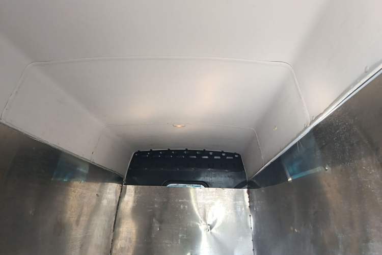 Used Iveco Daily 2020 2.8T V40 Cargo Van with Dual Tires Mid-Roof Design 3 Seats China V Emission Standard Headliner