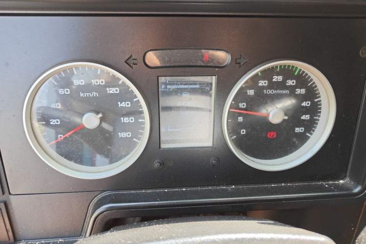 Used Iveco Daily 2020 2.8T V40 Cargo Van with Dual Tires Mid-Roof Design 3 Seats China VI Emission Standard Instrument Cluster