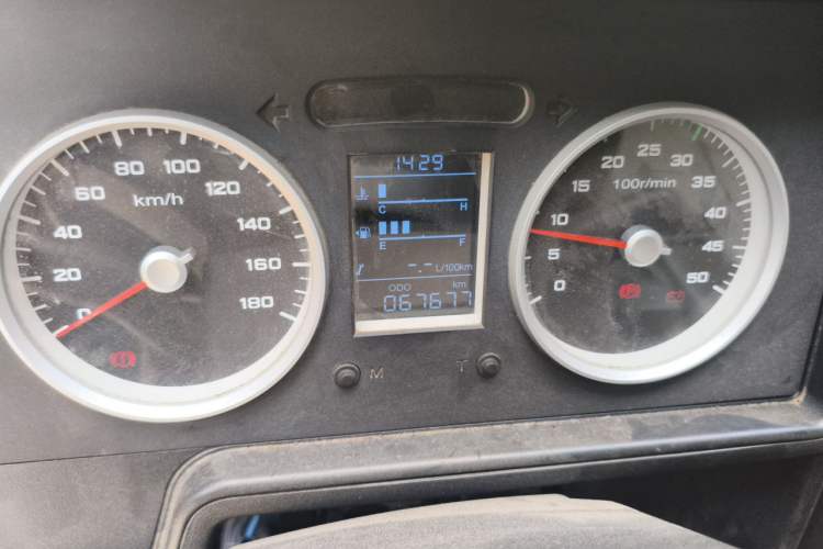 Used Iveco Daily 2020 2.5T A35 Passenger Van Single-Tire Mid-Roof Design 5-9 Seats with Sliding Side Door Meeting China V Emission Standards Instrument Cluster