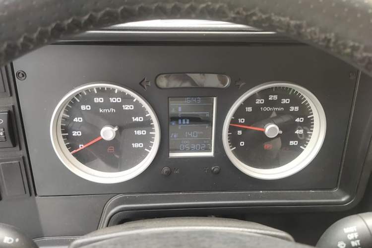 Used Iveco Daily 2020 2.5T A35 Passenger Van Dual Tires Mid-Roof Design 5-9 Seats China VI Standard Instrument Cluster
