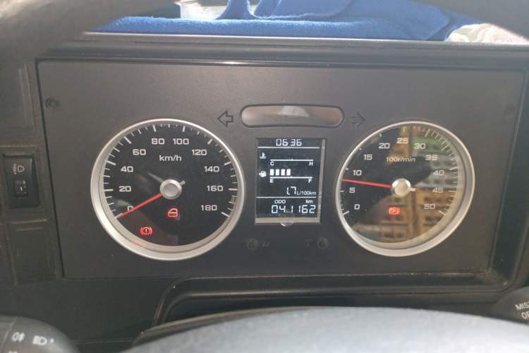 Used Iveco Daily 2020 2.5T A40 Passenger Van Dual Tires Mid-Roof Design 5-9 Seats China VI Emission Standard Instrument Cluster