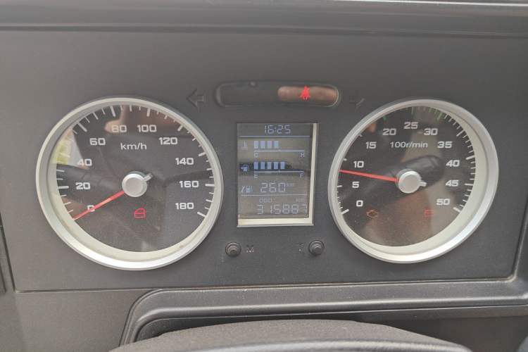 Used Iveco Daily 2020 2.5T A35 Passenger Van Single-Tire Mid-Roof Design 5-9 Seats with Sliding Side Door Meeting China V Emission Standards Instrument Cluster