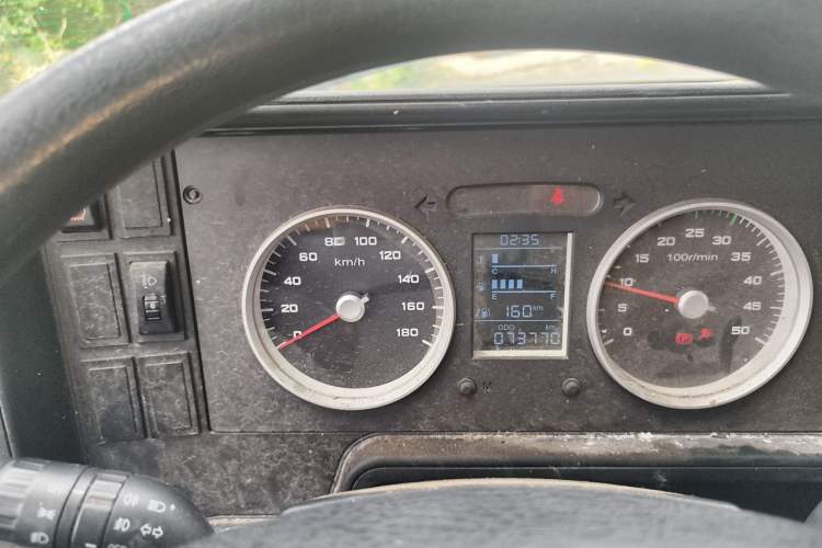 Used Iveco Daily 2020 2.5T A35 Passenger Van with Dual Tires Mid-Roof Design 5-9 Seater Side-Sliding Door China V Emission Standard Instrument Cluster