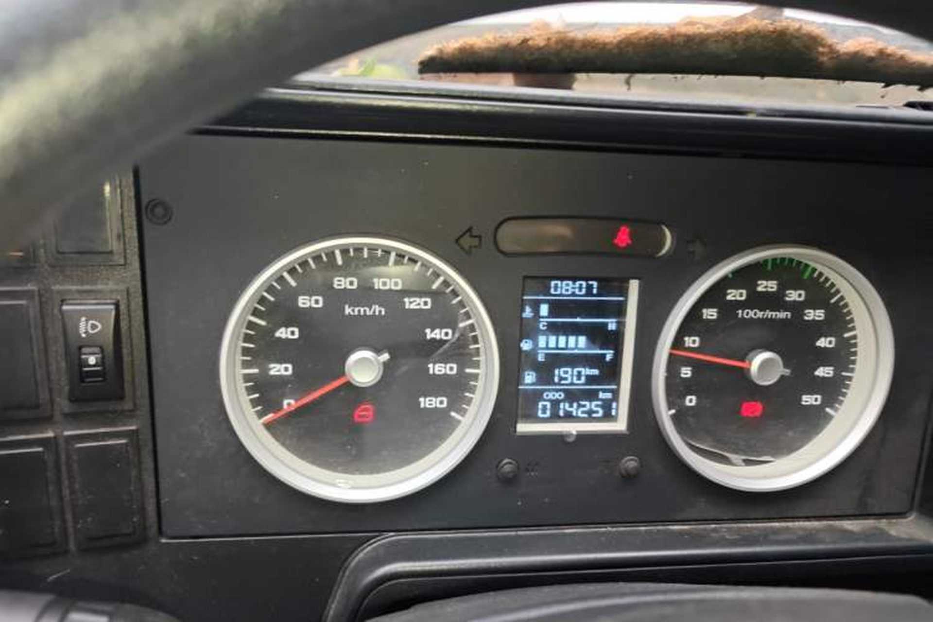 Used Iveco Daily 2020 2.5T A35 Passenger Van with Dual Tires Mid-Roof Design 5-9 Seater China V Emission Standard Instrument Cluster