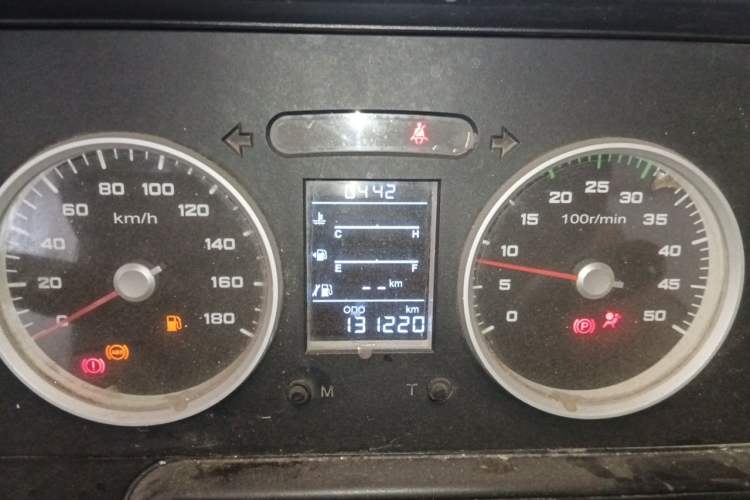Used Iveco Daily 2020 2.5T A40 Passenger Van with Dual Tires Mid-Roof Design 5-9 Seats Euro V Emission Standard Instrument Cluster