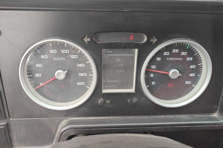 Used Iveco Daily 2020 2.5T A35 Passenger Van Single-Tire Mid-Roof Design 5-9 Seater with Sliding Side Door Meeting China VI Emission Standards Instrument Cluster