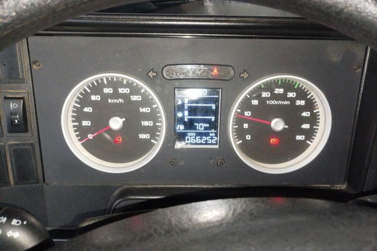 Used Iveco Daily 2020 2.5T A35 Passenger Van Single-Tire Mid-Roof Design 5-9 Seats China V Emission Standard Instrument Cluster