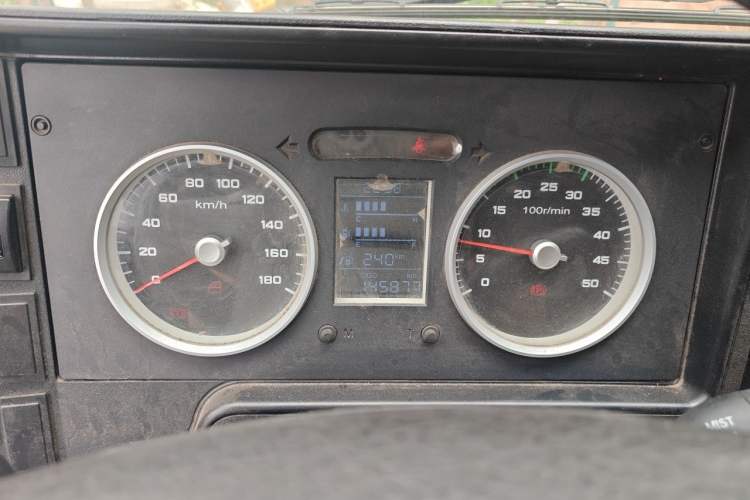 Used Iveco Daily 2020 2.8T V40 Cargo Van with Dual Tires Mid-Roof Design 3 Seats China V Emission Standard Instrument Cluster