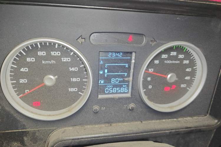 Used Iveco Daily 2020 2.5T A35 Passenger Van with Dual Tires Mid-Roof Design 5-9 Seater Side-Sliding Door China V Emission Standard Instrument Cluster