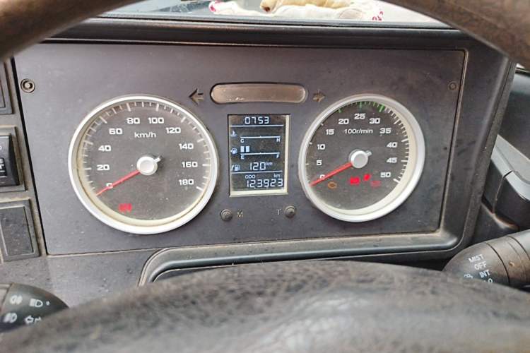 Used Iveco Daily 2020 2.5T A35 Passenger Van Single-Tire Mid-Roof Design 5-9 Seats with Sliding Side Door Meeting China V Emission Standards Instrument Cluster