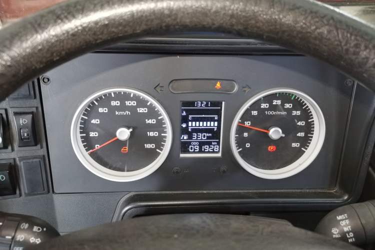 Used Iveco Daily 2020 2.5T A35 Passenger Van Single-Tire Mid-Roof Design 5-9 Seats China V Emission Standard Instrument Cluster