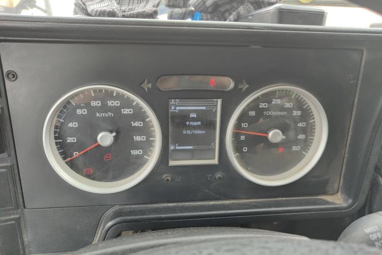 Used Iveco Daily 2020 2.5T A40 Passenger Van Dual Tires Mid-Roof Design 5-9 Seats China VI Emission Standard Instrument Cluster