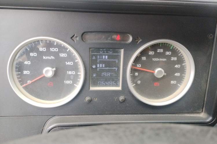 Used Iveco Daily 2020 2.8T V35 Box Truck with Dual Tires V35 Mid-Roof Design 3-Seater and Side-Sliding Door—China-V Standards Instrument Cluster