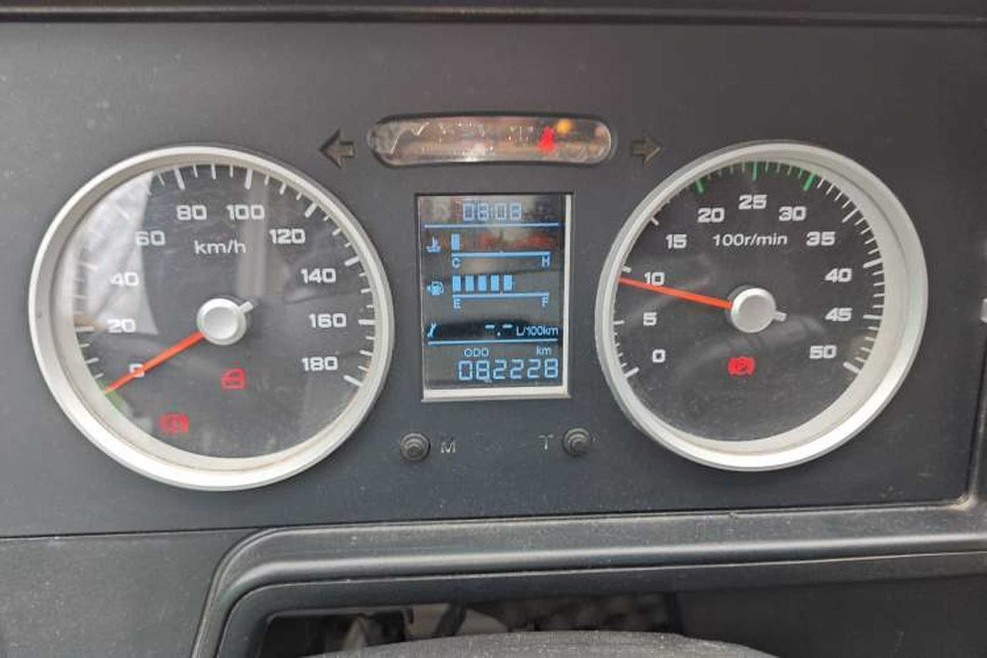 Used Iveco Daily 2020 2.5T A35 Passenger Van Single-Tire Mid-Roof Design 5-9 Seats with Sliding Side Door Meeting China V Emission Standards Instrument Cluster
