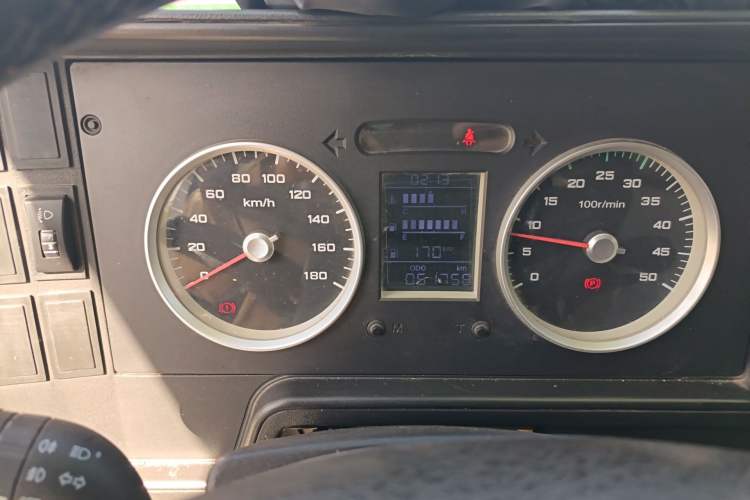 Used Iveco Daily 2020 2.8T V40 Cargo Van with Dual Tires Mid-Roof Design 3 Seats China V Emission Standard Instrument Cluster