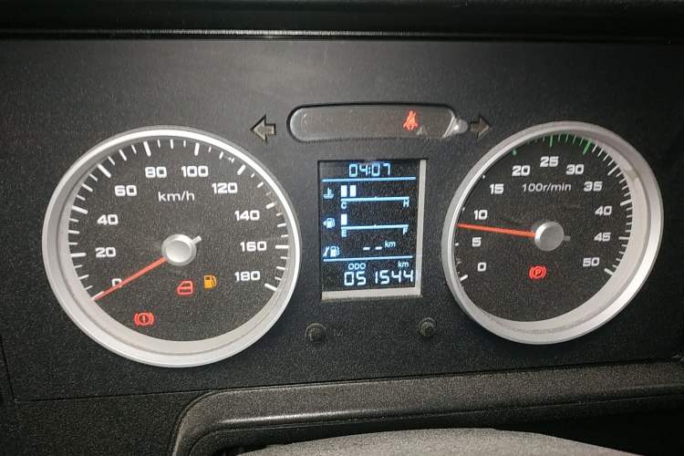 Used Iveco Daily 2020 2.5T A35 Passenger Van Single-Tire Mid-Roof Design 5-9 Seats China V Emission Standard Instrument Cluster