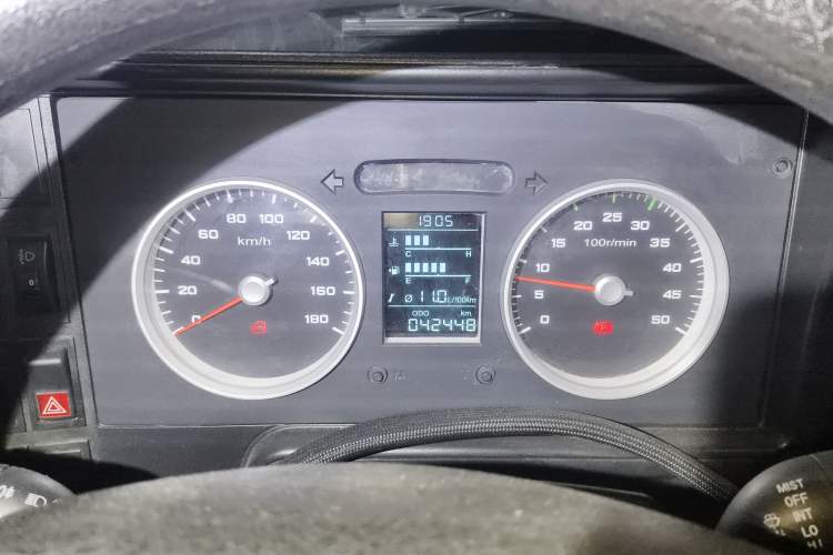 Used Iveco Daily 2020 2.5T A35 Passenger Van with Dual Tires Low Roof 5-9 Seats China V Emission Standard Instrument Cluster