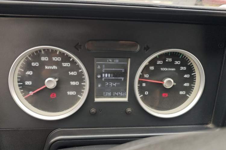Used Iveco Daily 2020 2.8T A40 Bus Dual Tires Mid-Roof Design 10–17 Seats China V Emission Standard Instrument Cluster